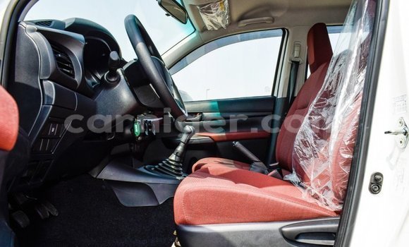 Sayi Imported Toyota Hilux White Mota in Import - Dubai a Agadez Sayi Imported Toyota Hilux White Mota in Import - Dubai a Agadez