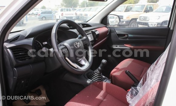 Sayi Imported Toyota Hilux White Mota in Import - Dubai a Agadez Sayi Imported Toyota Hilux White Mota in Import - Dubai a Agadez