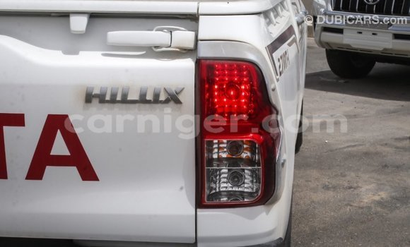 Sayi Imported Toyota Hilux White Mota in Import - Dubai a Agadez Sayi Imported Toyota Hilux White Mota in Import - Dubai a Agadez