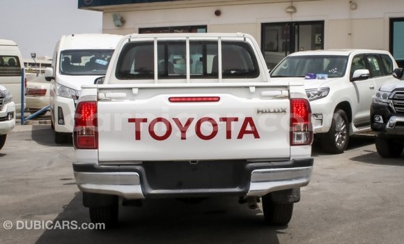 Sayi Imported Toyota Hilux White Mota in Import - Dubai a Agadez Sayi Imported Toyota Hilux White Mota in Import - Dubai a Agadez