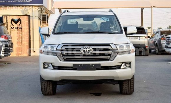 Buy Import Toyota Land Cruiser White Truck in Import - Dubai in Agadez Buy Import Toyota Land Cruiser White Truck in Import - Dubai in Agadez