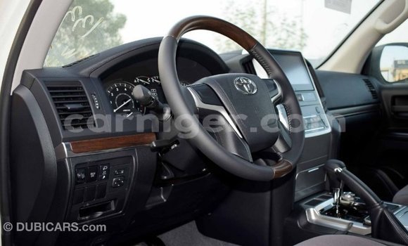 Buy Import Toyota Land Cruiser White Truck in Import - Dubai in Agadez Buy Import Toyota Land Cruiser White Truck in Import - Dubai in Agadez