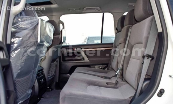 Buy Import Toyota Land Cruiser White Truck in Import - Dubai in Agadez Buy Import Toyota Land Cruiser White Truck in Import - Dubai in Agadez