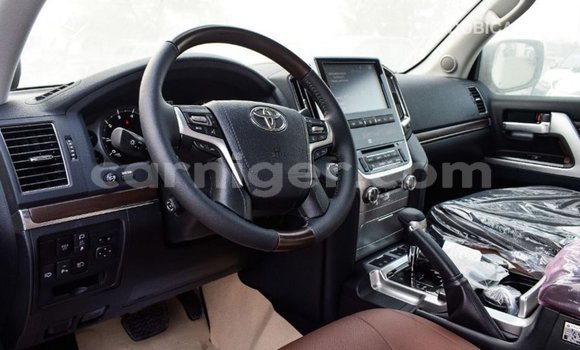 Buy Import Toyota Land Cruiser White Truck in Import - Dubai in Agadez Buy Import Toyota Land Cruiser White Truck in Import - Dubai in Agadez