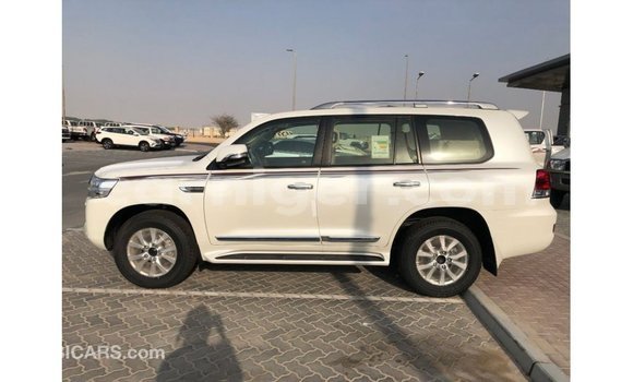 Buy Import Toyota Land Cruiser White Truck in Import - Dubai in Agadez Buy Import Toyota Land Cruiser White Truck in Import - Dubai in Agadez