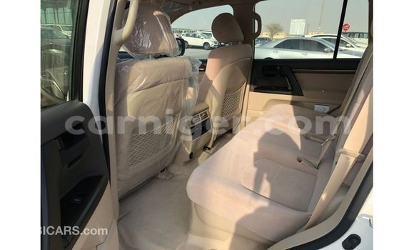 Buy Import Toyota Land Cruiser White Truck in Import - Dubai in Agadez Buy Import Toyota Land Cruiser White Truck in Import - Dubai in Agadez