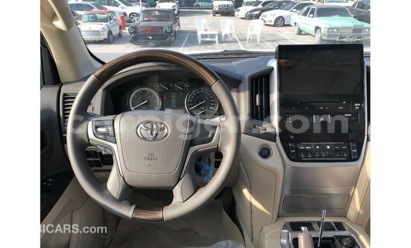 Buy Import Toyota Land Cruiser White Truck in Import - Dubai in Agadez Buy Import Toyota Land Cruiser White Truck in Import - Dubai in Agadez