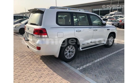 Buy Import Toyota Land Cruiser White Truck in Import - Dubai in Agadez Buy Import Toyota Land Cruiser White Truck in Import - Dubai in Agadez