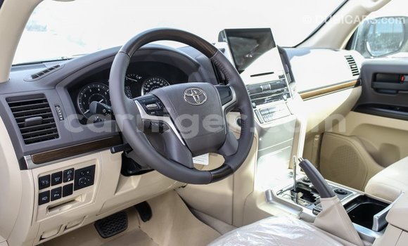 Buy Import Toyota Land Cruiser White Truck in Import - Dubai in Agadez Buy Import Toyota Land Cruiser White Truck in Import - Dubai in Agadez
