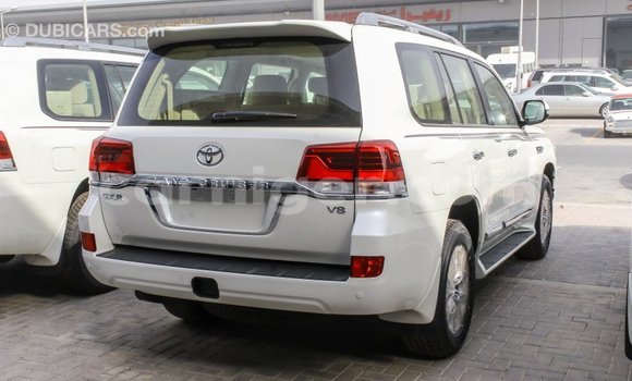 Buy Import Toyota Land Cruiser White Truck in Import - Dubai in Agadez Buy Import Toyota Land Cruiser White Truck in Import - Dubai in Agadez