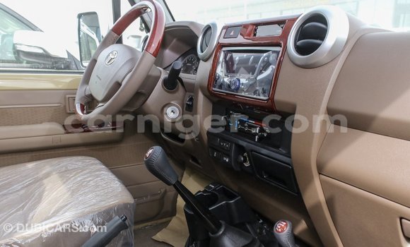 Sayi Imported Toyota Land Cruiser Beige Babbar mota in Import - Dubai a Agadez Sayi Imported Toyota Land Cruiser Beige Babbar mota in Import - Dubai a Agadez