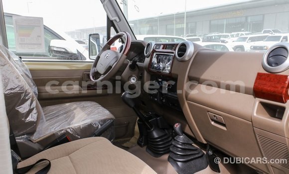 Sayi Imported Toyota Land Cruiser Beige Babbar mota in Import - Dubai a Agadez Sayi Imported Toyota Land Cruiser Beige Babbar mota in Import - Dubai a Agadez
