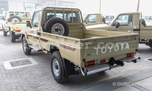 Sayi Imported Toyota Land Cruiser Beige Babbar mota in Import - Dubai a Agadez Sayi Imported Toyota Land Cruiser Beige Babbar mota in Import - Dubai a Agadez