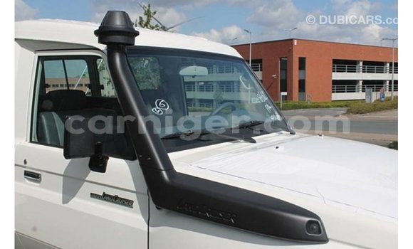 Buy Import Toyota Land Cruiser White Truck in Import - Dubai in Agadez Buy Import Toyota Land Cruiser White Truck in Import - Dubai in Agadez