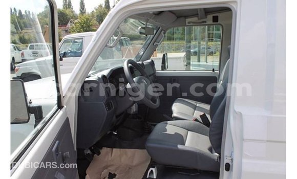Buy Import Toyota Land Cruiser White Truck in Import - Dubai in Agadez Buy Import Toyota Land Cruiser White Truck in Import - Dubai in Agadez