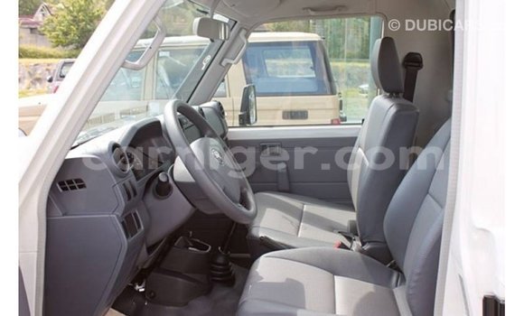 Buy Import Toyota Land Cruiser White Truck in Import - Dubai in Agadez Buy Import Toyota Land Cruiser White Truck in Import - Dubai in Agadez