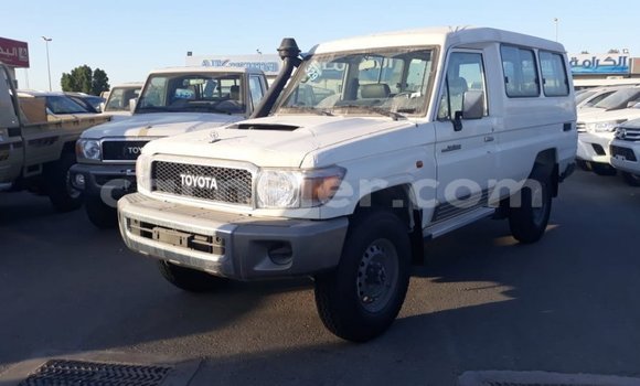Sayi Imported Toyota Land Cruiser White Babbar mota in Import - Dubai a Agadez Sayi Imported Toyota Land Cruiser White Babbar mota in Import - Dubai a Agadez