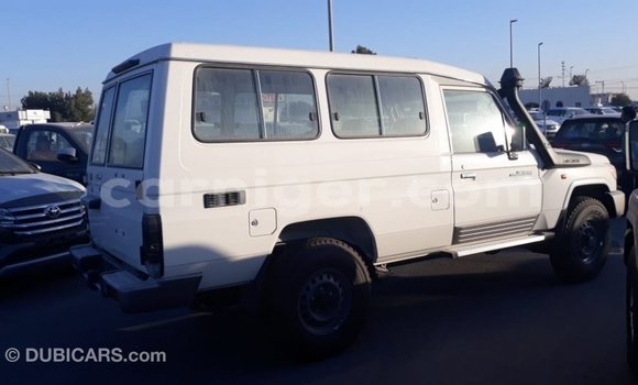 Sayi Imported Toyota Land Cruiser White Babbar mota in Import - Dubai a Agadez Sayi Imported Toyota Land Cruiser White Babbar mota in Import - Dubai a Agadez