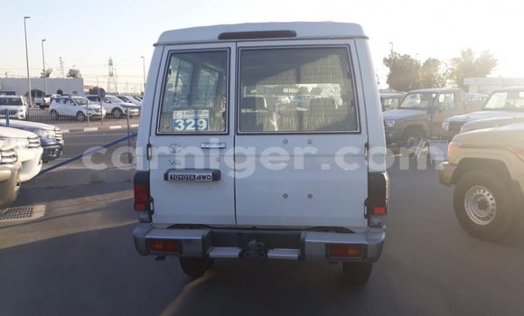 Sayi Imported Toyota Land Cruiser White Babbar mota in Import - Dubai a Agadez Sayi Imported Toyota Land Cruiser White Babbar mota in Import - Dubai a Agadez