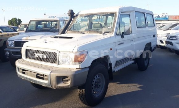 Sayi Imported Toyota Land Cruiser White Babbar mota in Import - Dubai a Agadez Sayi Imported Toyota Land Cruiser White Babbar mota in Import - Dubai a Agadez