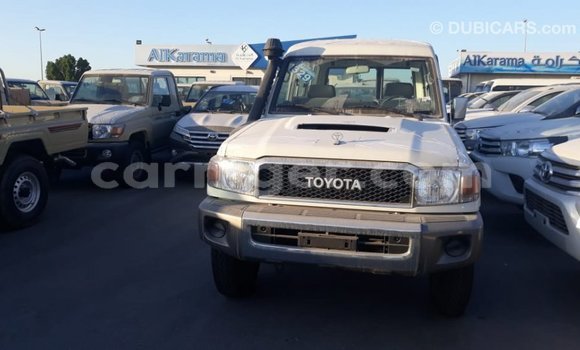Sayi Imported Toyota Land Cruiser White Babbar mota in Import - Dubai a Agadez Sayi Imported Toyota Land Cruiser White Babbar mota in Import - Dubai a Agadez