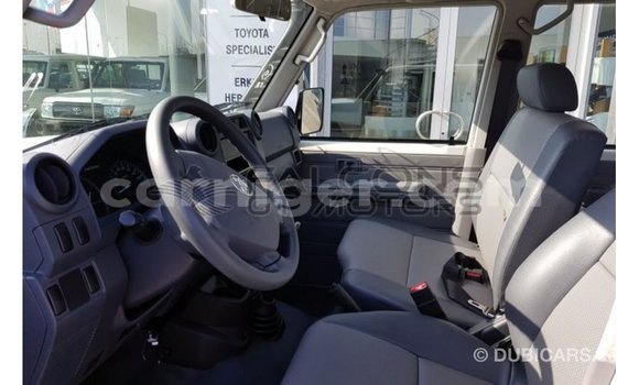 Buy Import Toyota Land Cruiser White Truck in Import - Dubai in Agadez Buy Import Toyota Land Cruiser White Truck in Import - Dubai in Agadez