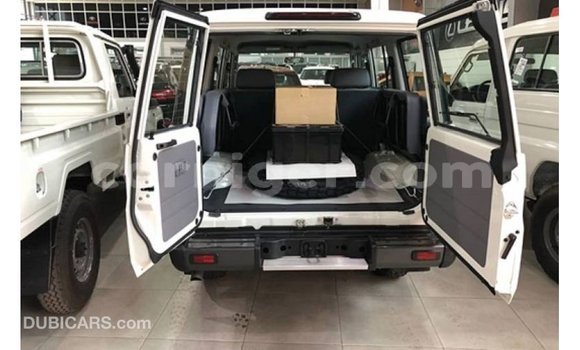Buy Import Toyota Land Cruiser White Truck in Import - Dubai in Agadez Buy Import Toyota Land Cruiser White Truck in Import - Dubai in Agadez