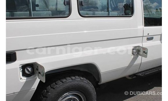 Buy Import Toyota Land Cruiser White Truck in Import - Dubai in Agadez Buy Import Toyota Land Cruiser White Truck in Import - Dubai in Agadez