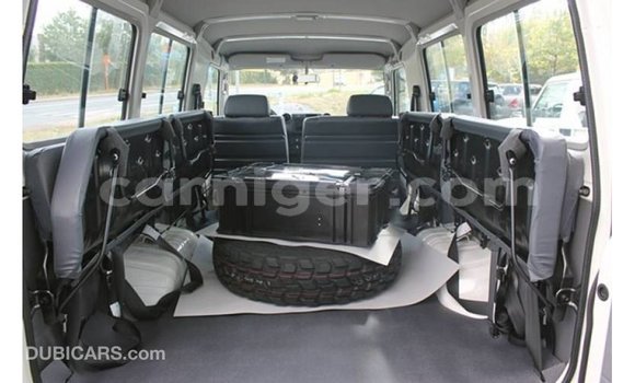 Buy Import Toyota Land Cruiser White Truck in Import - Dubai in Agadez Buy Import Toyota Land Cruiser White Truck in Import - Dubai in Agadez