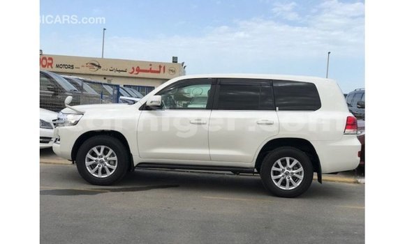 اشتري Imported Toyota Land Cruiser White شاحنة في Import - Dubai في أغاديز اشتري Imported Toyota Land Cruiser White شاحنة في Import - Dubai في أغاديز