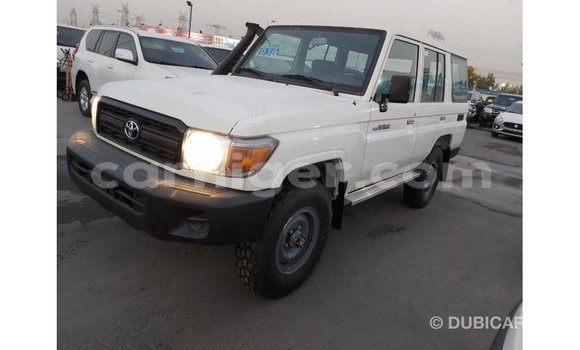 Sayi Imported Toyota Land Cruiser White Babbar mota in Import - Dubai a Agadez Sayi Imported Toyota Land Cruiser White Babbar mota in Import - Dubai a Agadez