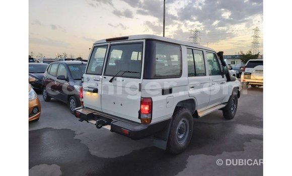 Sayi Imported Toyota Land Cruiser White Babbar mota in Import - Dubai a Agadez Sayi Imported Toyota Land Cruiser White Babbar mota in Import - Dubai a Agadez