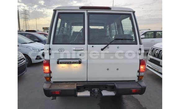 Sayi Imported Toyota Land Cruiser White Babbar mota in Import - Dubai a Agadez Sayi Imported Toyota Land Cruiser White Babbar mota in Import - Dubai a Agadez