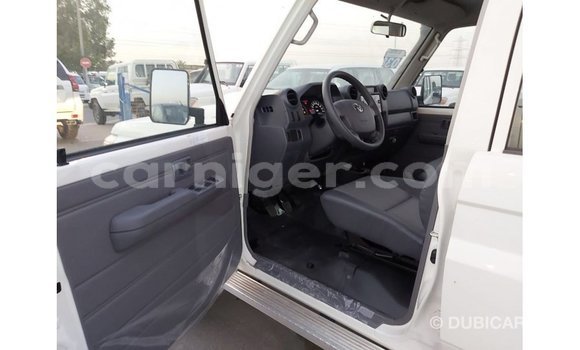 Sayi Imported Toyota Land Cruiser White Babbar mota in Import - Dubai a Agadez Sayi Imported Toyota Land Cruiser White Babbar mota in Import - Dubai a Agadez