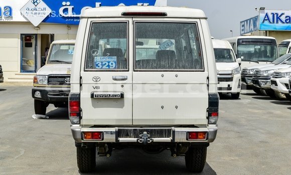 Sayi Imported Toyota Land Cruiser White Babbar mota in Import - Dubai a Agadez Sayi Imported Toyota Land Cruiser White Babbar mota in Import - Dubai a Agadez