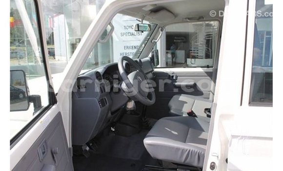 Buy Import Toyota Land Cruiser White Truck in Import - Dubai in Agadez Buy Import Toyota Land Cruiser White Truck in Import - Dubai in Agadez
