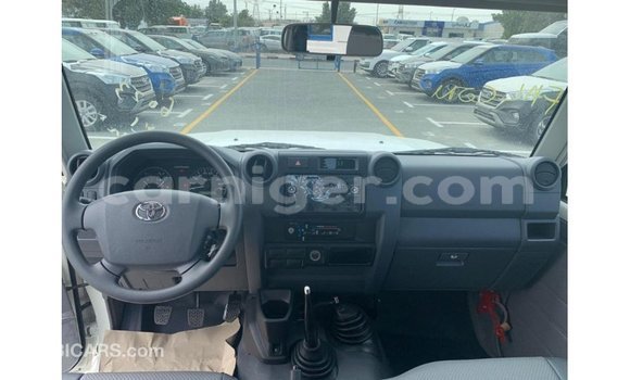 Buy Import Toyota Land Cruiser White Truck in Import - Dubai in Agadez Buy Import Toyota Land Cruiser White Truck in Import - Dubai in Agadez