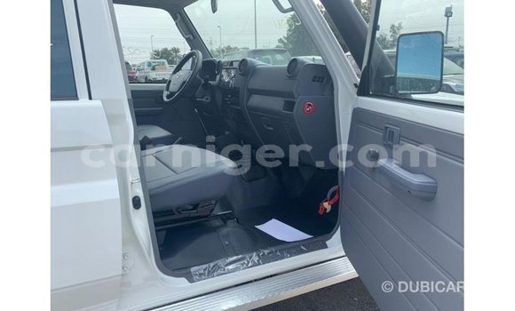 Buy Import Toyota Land Cruiser White Truck in Import - Dubai in Agadez Buy Import Toyota Land Cruiser White Truck in Import - Dubai in Agadez