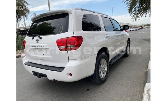 Sayi Imported Toyota Sequoia White Mota in Import - Dubai a Agadez Sayi Imported Toyota Sequoia White Mota in Import - Dubai a Agadez
