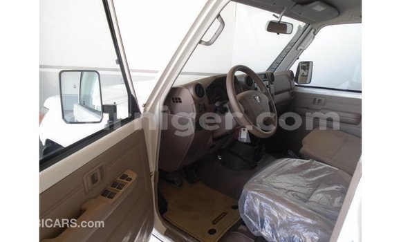 Buy Import Toyota Land Cruiser White Truck in Import - Dubai in Agadez Buy Import Toyota Land Cruiser White Truck in Import - Dubai in Agadez