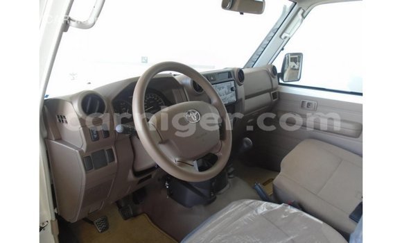 Buy Import Toyota Land Cruiser White Truck in Import - Dubai in Agadez Buy Import Toyota Land Cruiser White Truck in Import - Dubai in Agadez