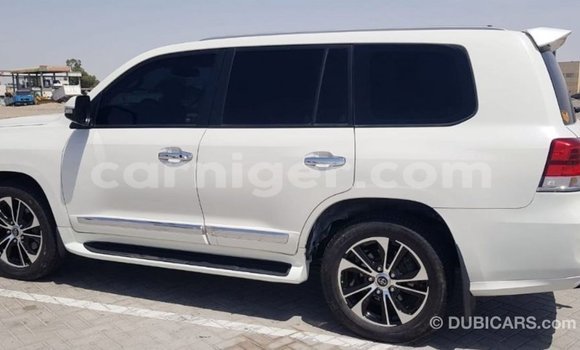 Buy Import Toyota Land Cruiser White Truck in Import - Dubai in Agadez Buy Import Toyota Land Cruiser White Truck in Import - Dubai in Agadez