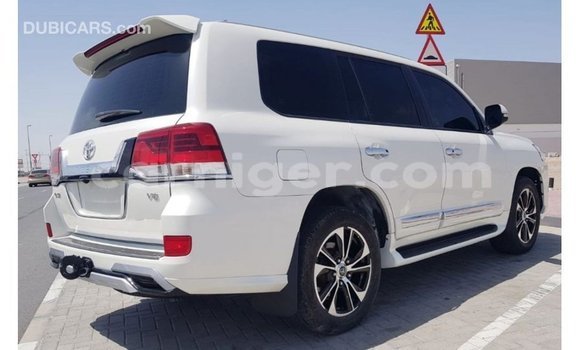 Buy Import Toyota Land Cruiser White Truck in Import - Dubai in Agadez Buy Import Toyota Land Cruiser White Truck in Import - Dubai in Agadez
