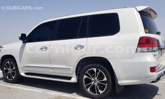 Buy Import Toyota Land Cruiser White Truck in Import - Dubai in Agadez Buy Import Toyota Land Cruiser White Truck in Import - Dubai in Agadez