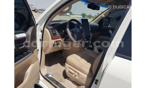 Buy Import Toyota Land Cruiser White Truck in Import - Dubai in Agadez Buy Import Toyota Land Cruiser White Truck in Import - Dubai in Agadez
