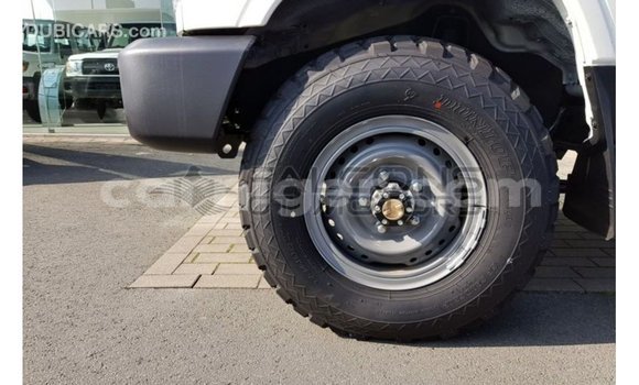 Buy Import Toyota Land Cruiser White Truck in Import - Dubai in Agadez Buy Import Toyota Land Cruiser White Truck in Import - Dubai in Agadez