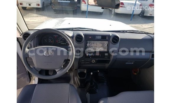 Sayi Imported Toyota Land Cruiser White Babbar mota in Import - Dubai a Agadez Sayi Imported Toyota Land Cruiser White Babbar mota in Import - Dubai a Agadez