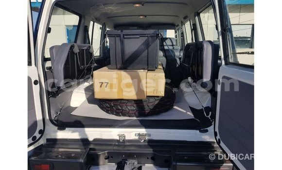 Sayi Imported Toyota Land Cruiser White Babbar mota in Import - Dubai a Agadez Sayi Imported Toyota Land Cruiser White Babbar mota in Import - Dubai a Agadez
