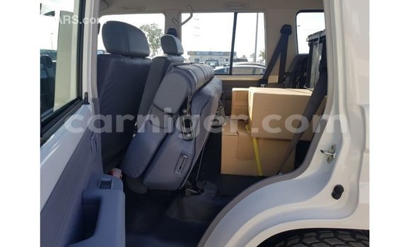 Sayi Imported Toyota Land Cruiser White Babbar mota in Import - Dubai a Agadez Sayi Imported Toyota Land Cruiser White Babbar mota in Import - Dubai a Agadez