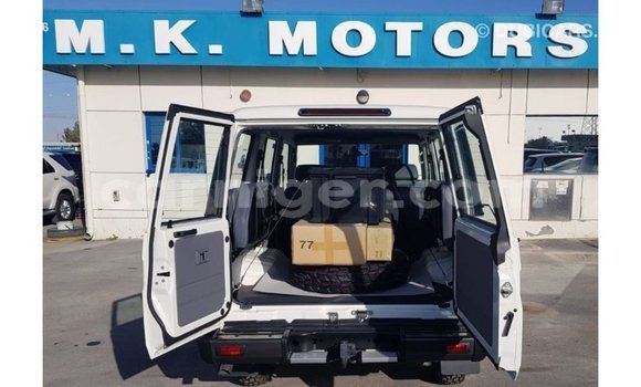 Sayi Imported Toyota Land Cruiser White Babbar mota in Import - Dubai a Agadez Sayi Imported Toyota Land Cruiser White Babbar mota in Import - Dubai a Agadez